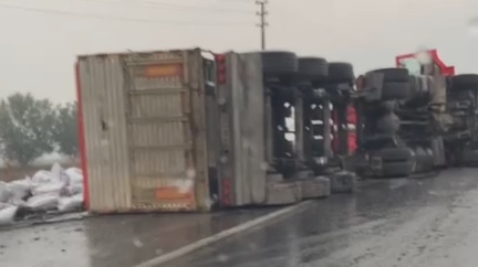 Nazilli-Bozdoğan kara yolu üzerinde gerçekleşen kazada kömür yüklü tır devrildi,
