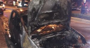 Aydın’ın Efeler ilçesinde dün gece saatlerinde iki otomobil belirlenemeyen bir