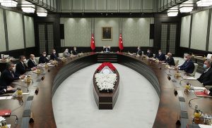 Gelen son dakika haberine göre; Cumhurbaşkanlığı Kabinesi, Cumhurbaşkanı Recep Tayyip Erdoğan başkanlığında toplandı. Cumhurbaşkanlığı Külliyesi’ndeki toplantı,