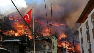 Artvin’in Yusufeli ilçesine bağlı Dereiçi köyünde bir evde çıkan yangın,