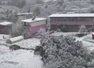 Aydın’ın Nazilli İlçesi’ne 9 yılın ardından kar yağdı. Hava sıcaklıklarının