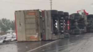 Nazilli-Bozdoğan kara yolu üzerinde gerçekleşen kazada kömür yüklü tır devrildi,
