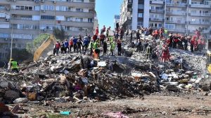 İzmir’de depremzedeler için kullanılan AFAD battaniyelerini satarken görüntülenen kişinin, Basmane’de hurdacılık