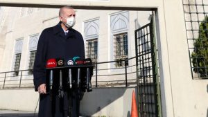 Cuma namazı çıkışında gazetecilerin sorularını yanıtlayan Cumhurbaşkanı Erdoğan, artan koronavirüs