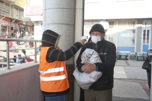 Aydın’ın Kuyucak ilçesinde belediyeye bağlı ekipler, pazaryerlerinde de Koronavirüs ile