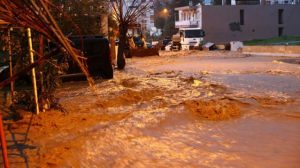 İzmir’de gece boyu etkili olan sağanak yağış kentte su baskını