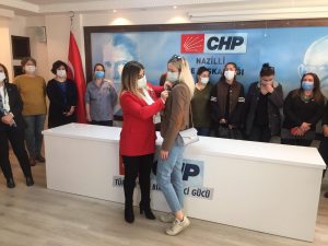 CHP Nazilli’de Kadın Kolları Başkanlığının yeni üyelere düzenlediği rozet takma