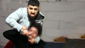 İzmit’te işitme engelli Engin E.’ye şiddet uygularken çekilmiş görüntüleri sosyal