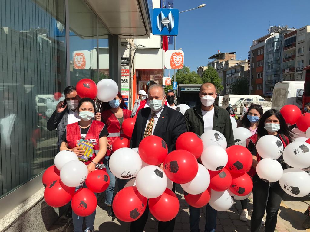CHP Gençlik Kolları 23 Nisan Sebebiyle Çocuklara Balon Dağıttı!
