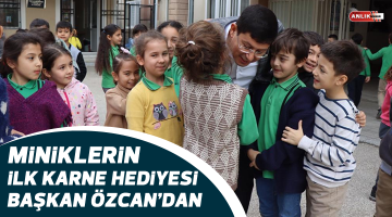 Minik öğrenciler ilk karne hediyelerini Başkan Özcan’dan aldı