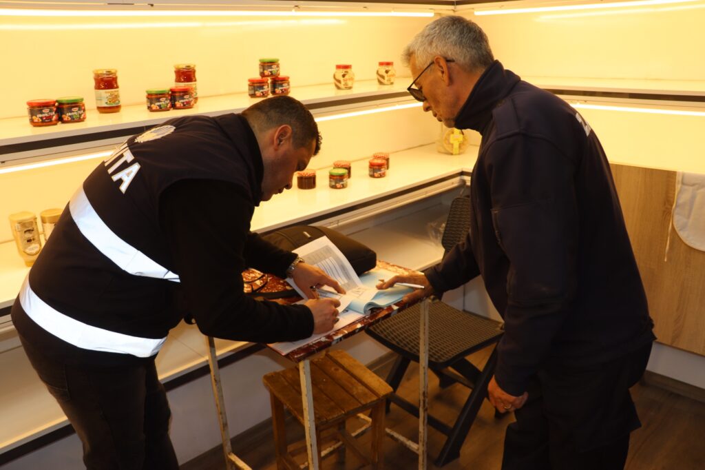 Nazilli Belediyesi'nden ruhsatsız işletme ve tarihi geçmiş ürünlere sıkı takip