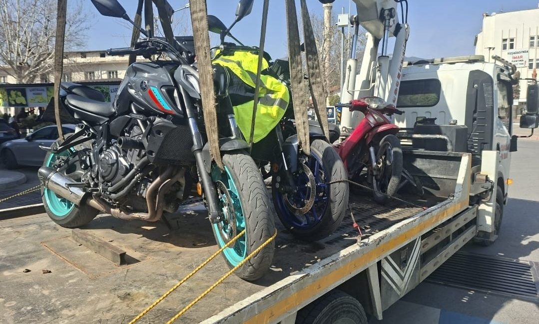 Sultanhisar’da motosikletleriyle tehlikeli hareketler yaparak