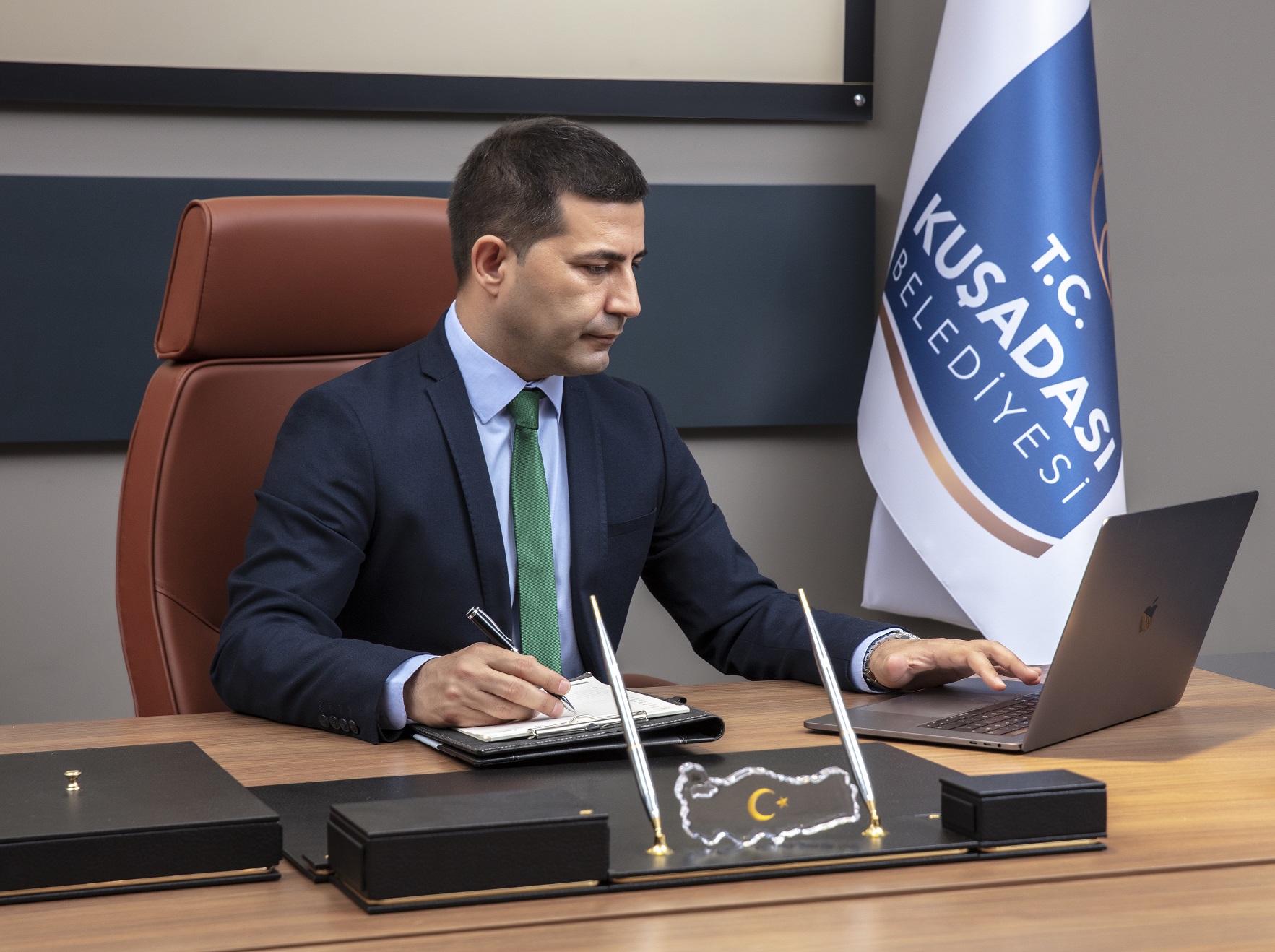 Kuşadası eski Belediye Başkanı Ömer Günel, hakkında yürütülen soruşturma kapsamında