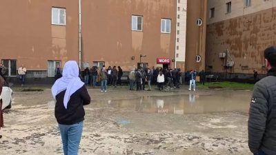 Diyarbakır’ın Ergani ilçesinde okul bahçesinde oyun oynayan çocukların üzerine yıldırım