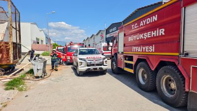 Aydın’ın Nazilli ilçesinde bir inşaat deposunda çıkan yangın, itfaiye ekiplerinin