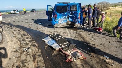 Van’ın Erciş ilçesinde, sivil bir hafif ticari aracın yol kenarında