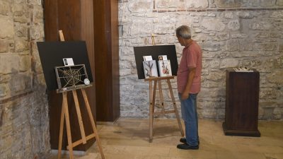 Kuşadası Belediyesi İbramaki Sanat Galerisi, doğanın binbir rengini ve arkeolojinin