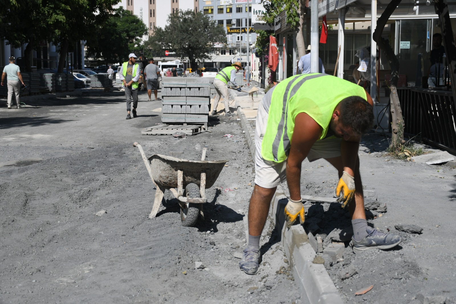 Kuşadası Belediyesi, kent genelindeki üstyapı yatırımlarına hız kesmeden devam ediyor.