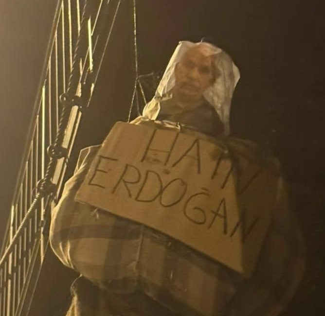 Aydın’ın Nazilli ilçesinde demiryolu üst geçidine asılan provokatif görsele emniyet