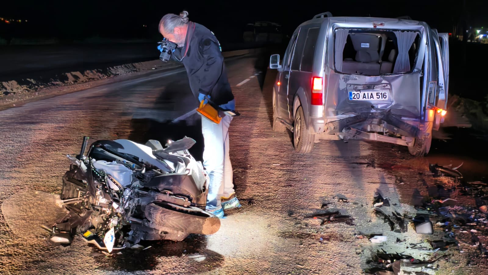 Aydın’ın Nazilli ilçesinde yol kenarında duran hafif ticari araca arkadan