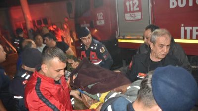 Aydın’ın Karacasu ilçesinde iki katlı ahşap evde çıkan yangında yaralanan