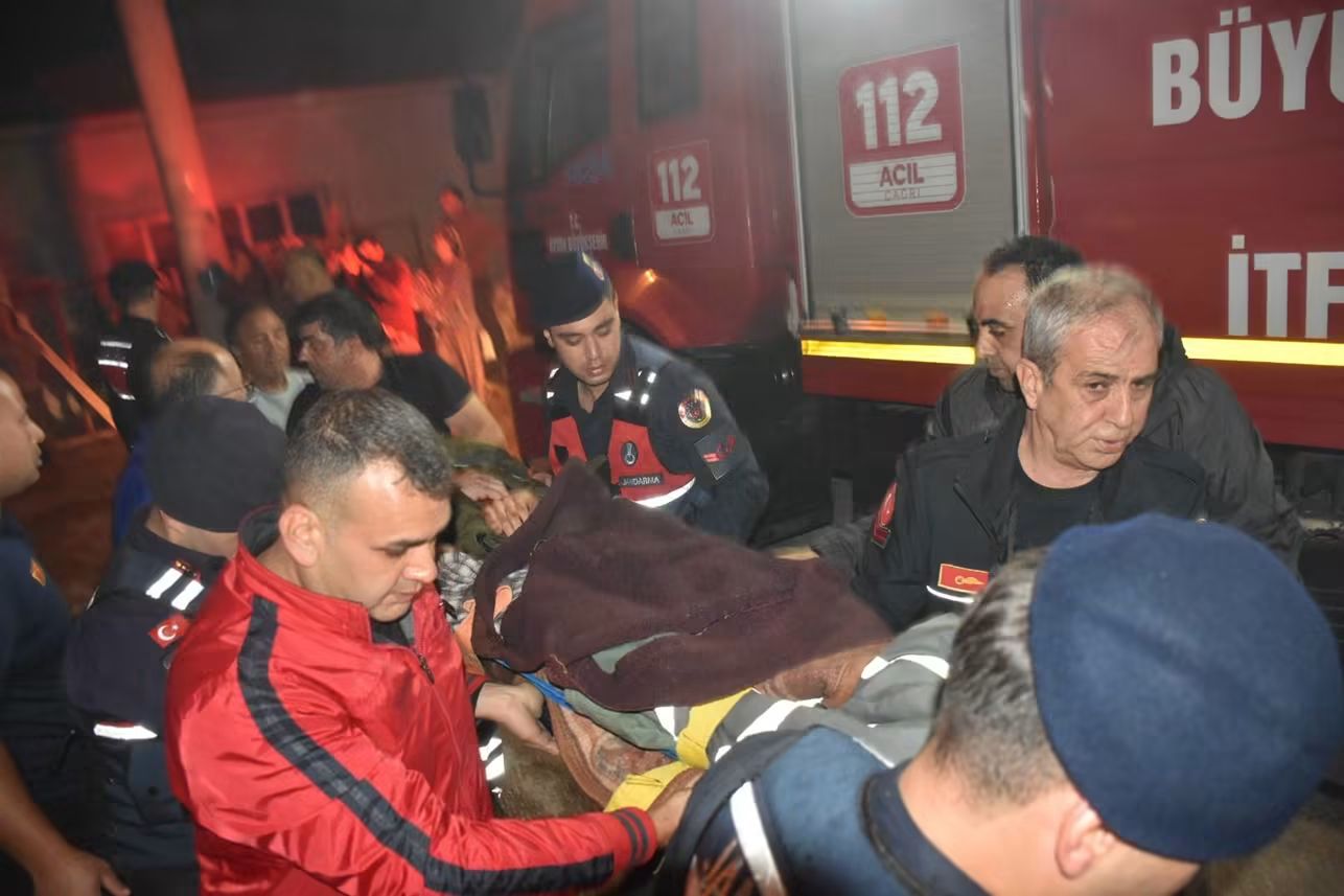 Aydın’ın Karacasu ilçesinde iki katlı ahşap evde çıkan yangında yaralanan